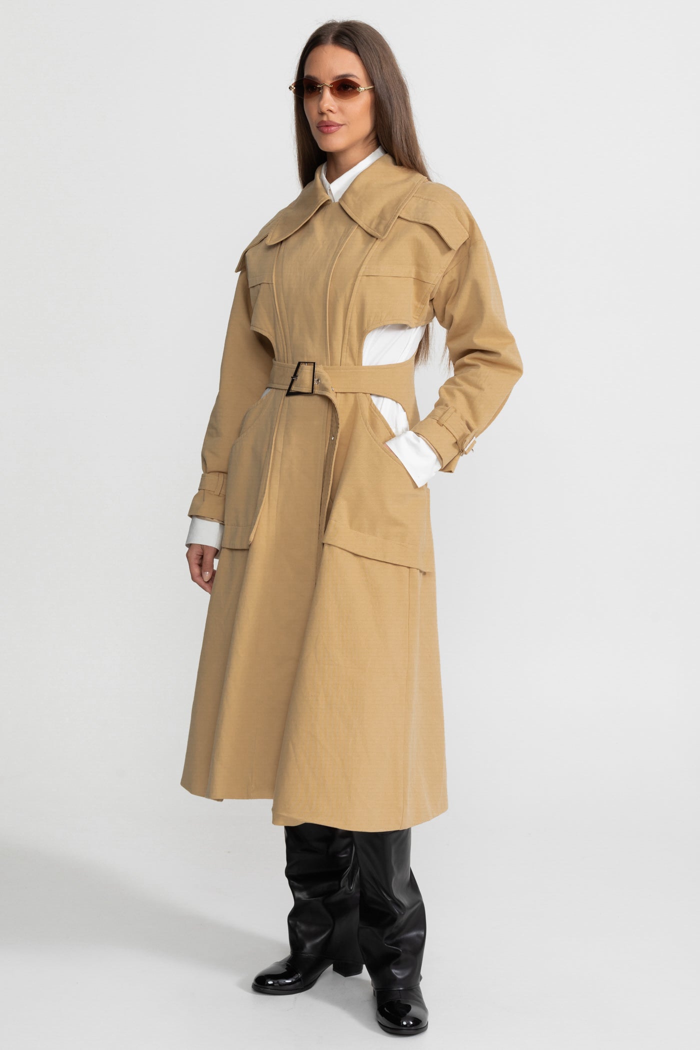 Trench-coat découpé avec taille ceinturée et poches utilitaires - Beige