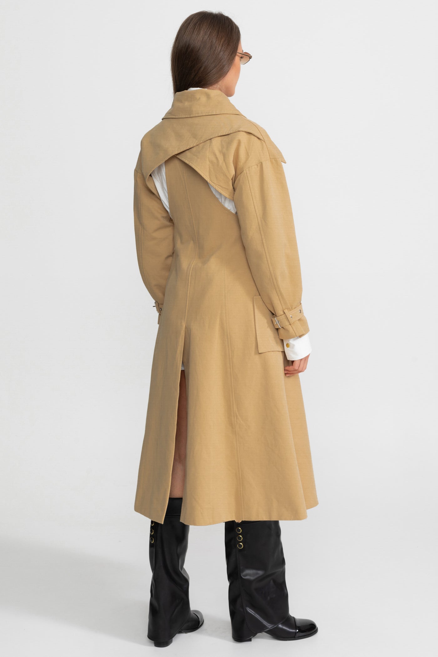 Trench-coat découpé avec taille ceinturée et poches utilitaires - Beige