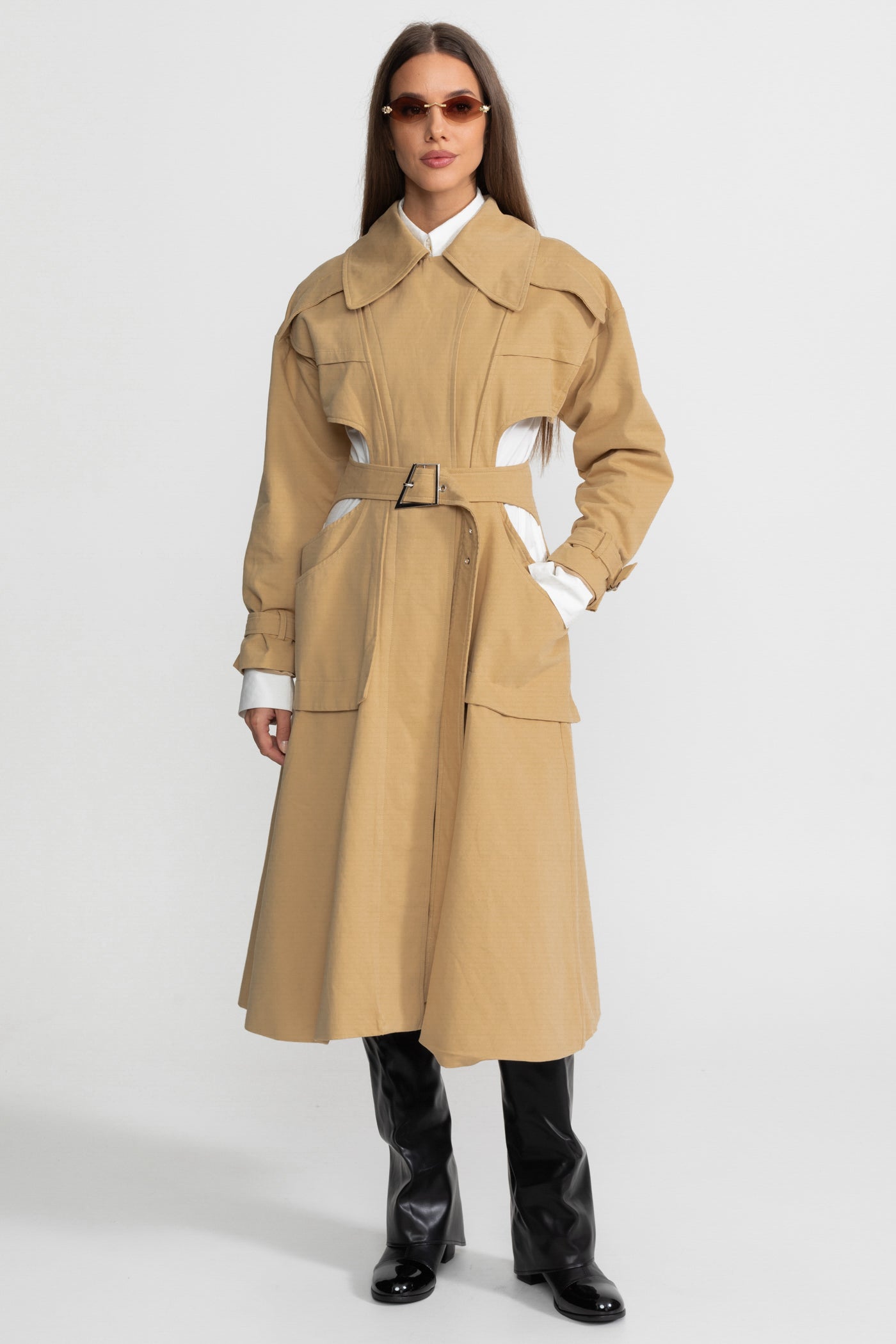 Trench-coat découpé avec taille ceinturée et poches utilitaires - Beige