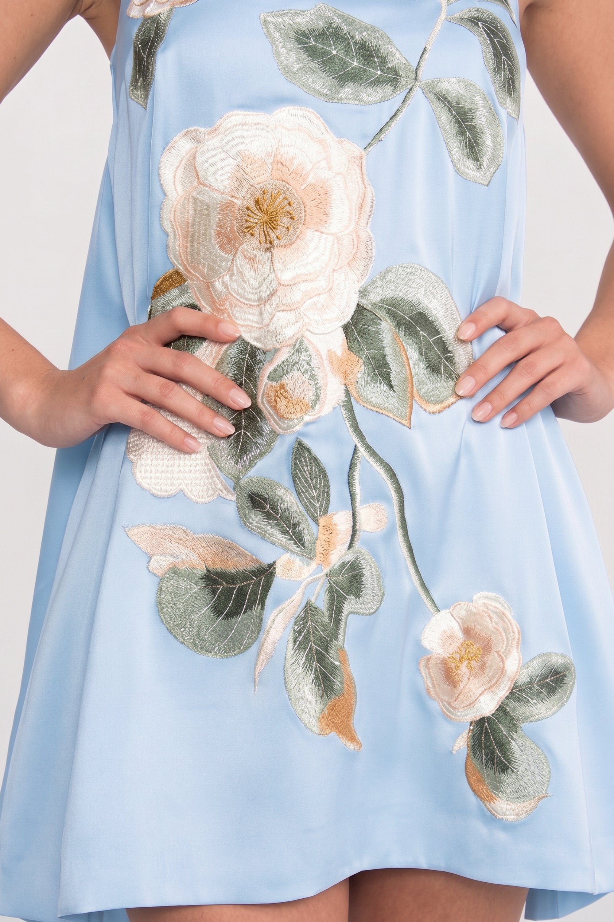 Robe mini à fines bretelles avec appliqué floral 3D et jupe trapèze - Bleu