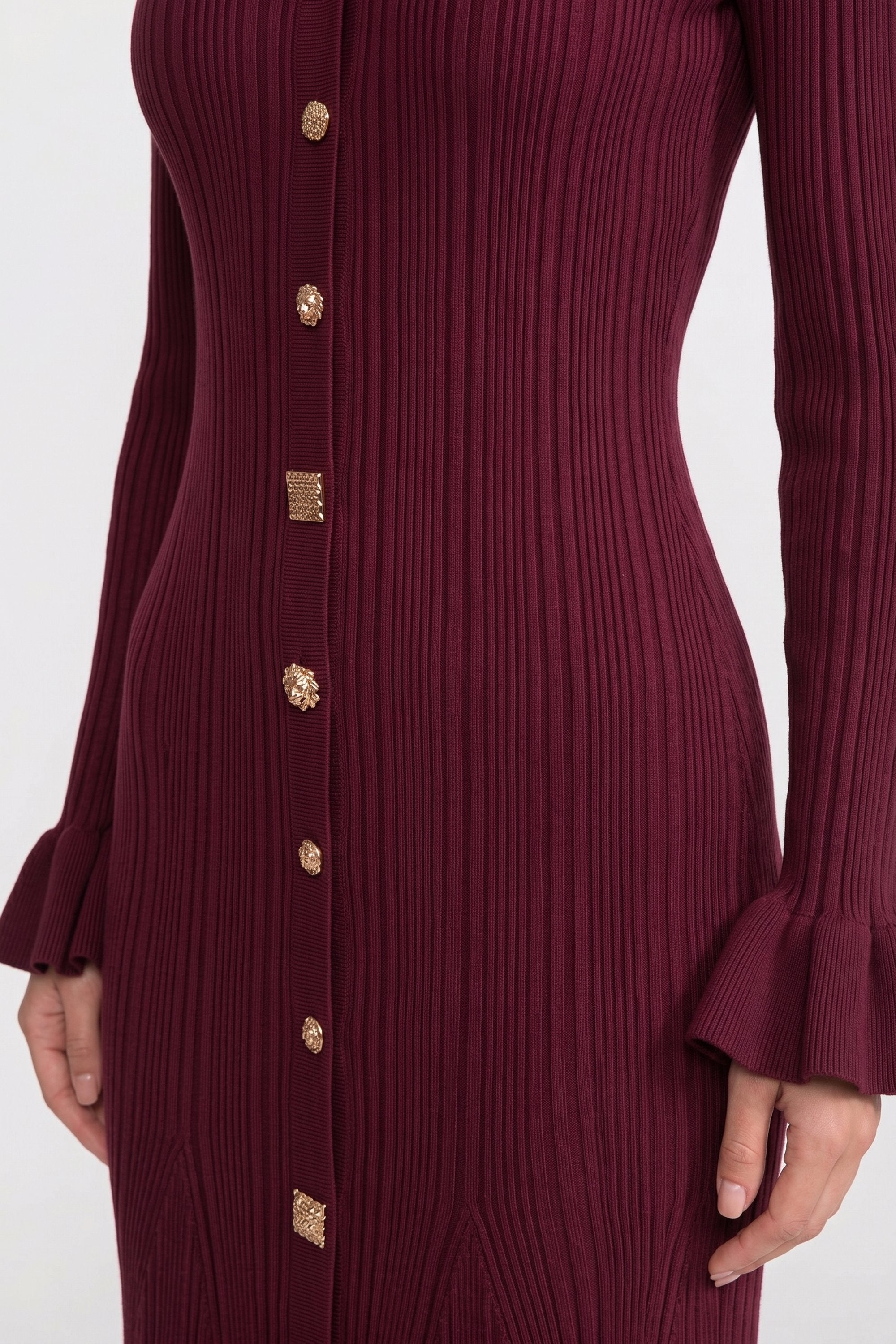 Robe maxi en maille côtelée à col en V et boutonnage sur le devant, avec poignets à volants - Burgundy