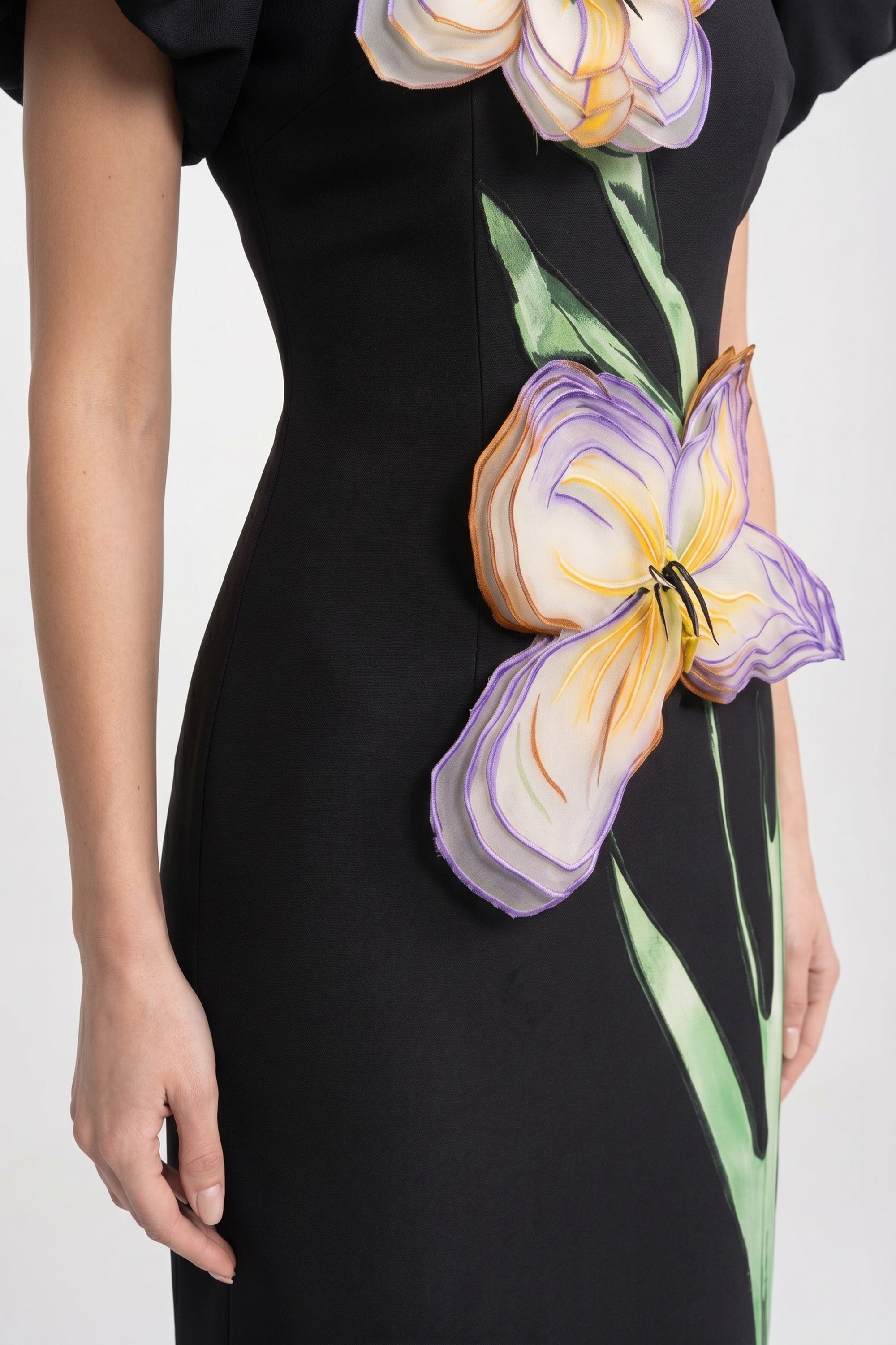 Robe longue structurée à épaules marquées avec appliqué floral d’iris 3D - Noir