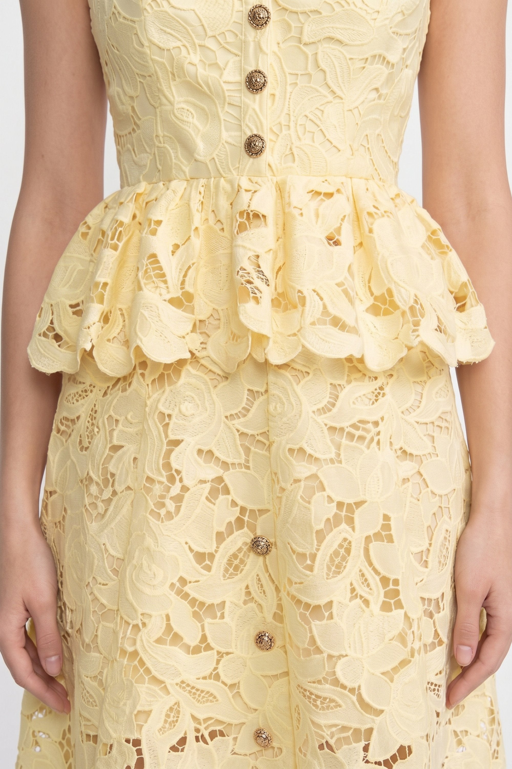 Robe sans manches en dentelle à basque avec jupe midi et boutons dorés - Jaune