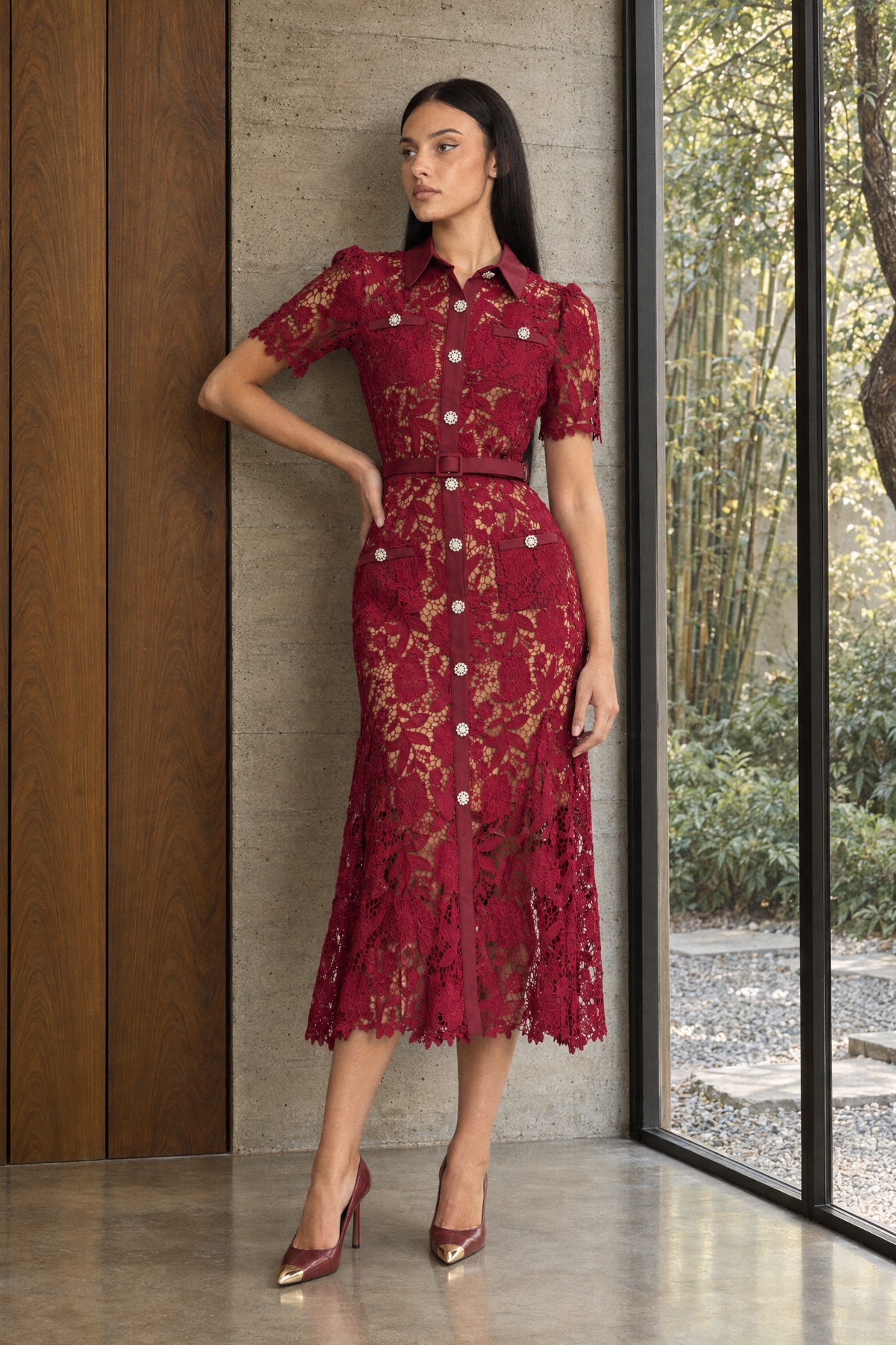 Robe chemise midi en guipure à boutons bijoux - Wine