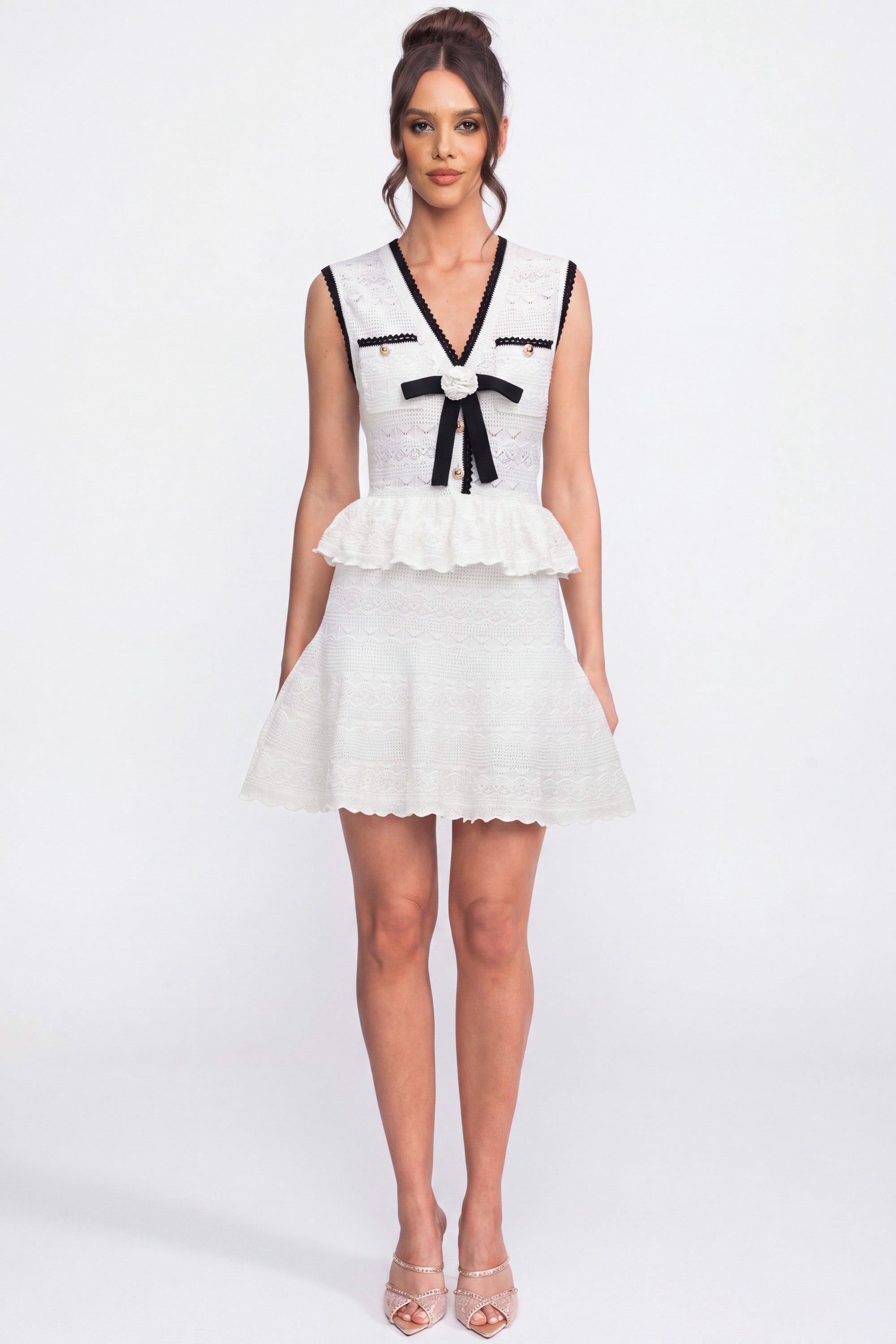 Robe mini en maille à basque avec finitions contrastées et nœud - Blanc