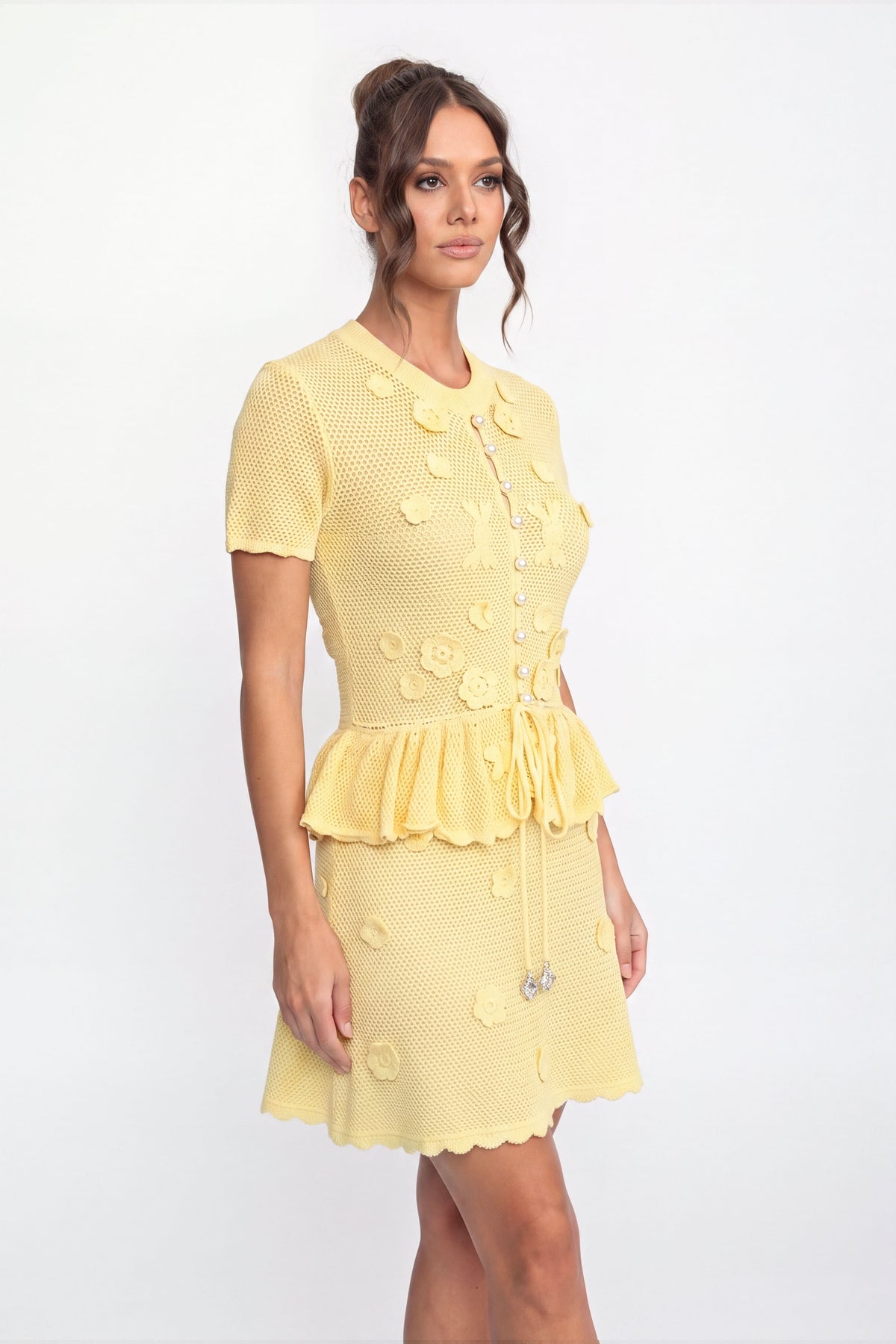 Robe mini peplum en crochet floral avec taille à cordon de serrage - Jaune