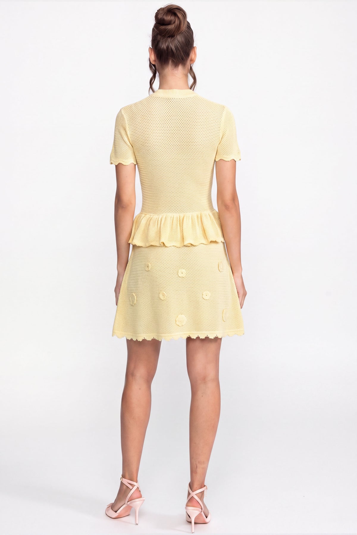 Robe mini peplum en crochet floral avec taille à cordon de serrage - Jaune