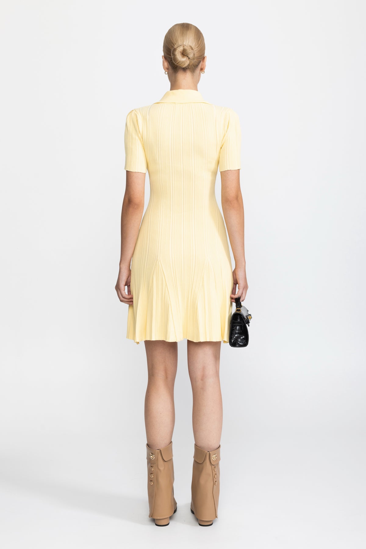 Robe mini en maille côtelée à col polo avec boutons dorés - Jaune 