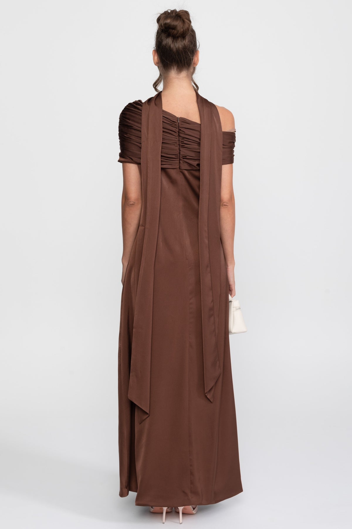 Robe en satin drapée à une épaule avec effet portefeuille froncé - Marron 