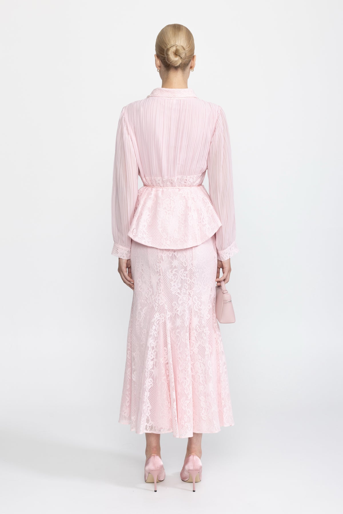 Ensemble coordonné blouse en chiffon plissé et jupe sirène en dentelle - rose 