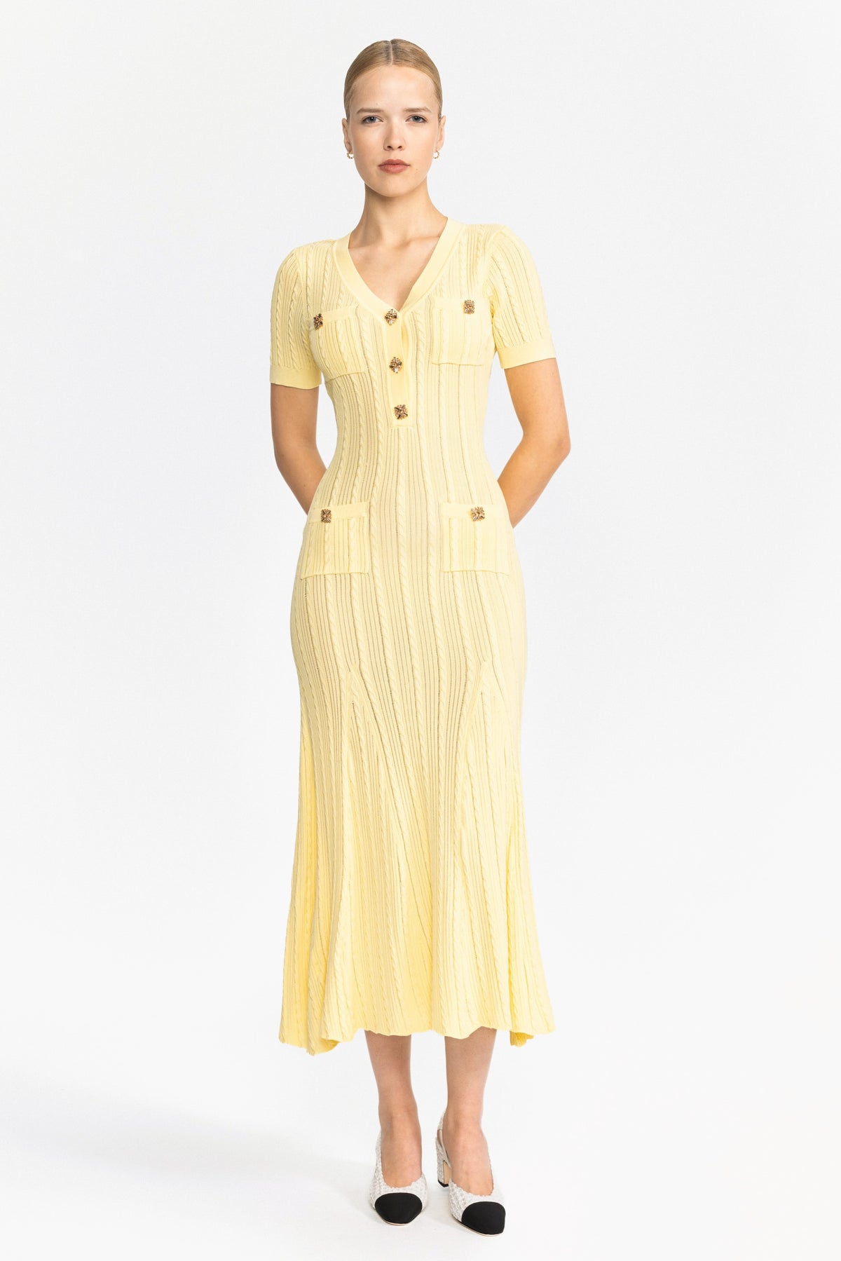 Robe midi en maille torsadée à boutons bijou - jaune 
