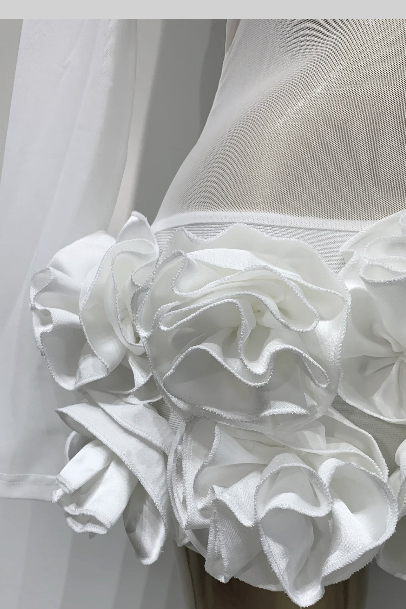 Robe mini fleurie transparente avec ourlet à rosettes 3D – Blanc 