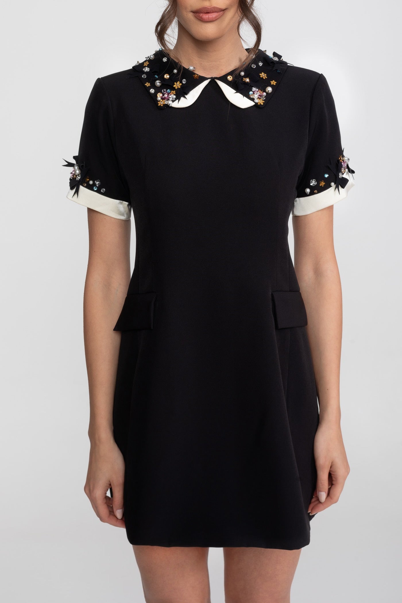Mini robe avec col Peter Pan orné de cristaux et poignets bijou - Noir 