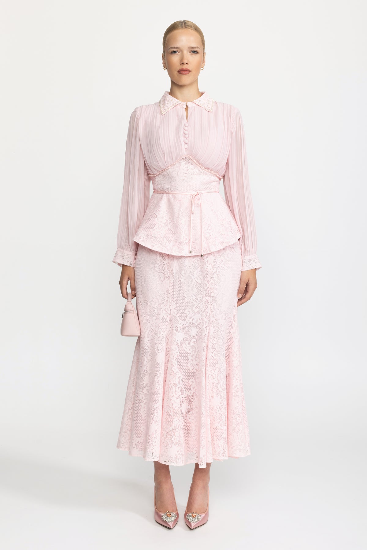 Ensemble coordonné blouse en chiffon plissé et jupe sirène en dentelle - rose 