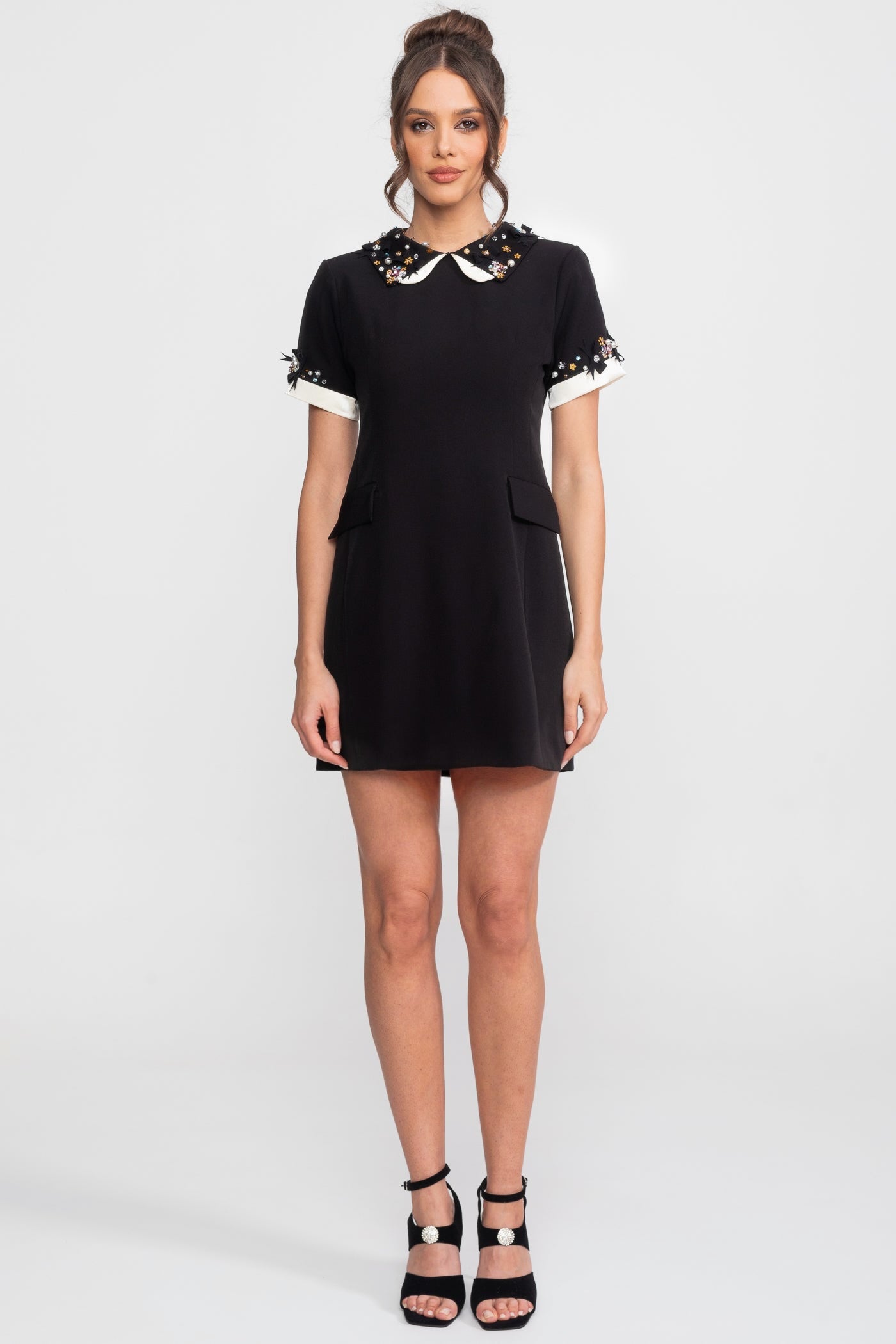 Mini robe avec col Peter Pan orné de cristaux et poignets bijou - Noir 