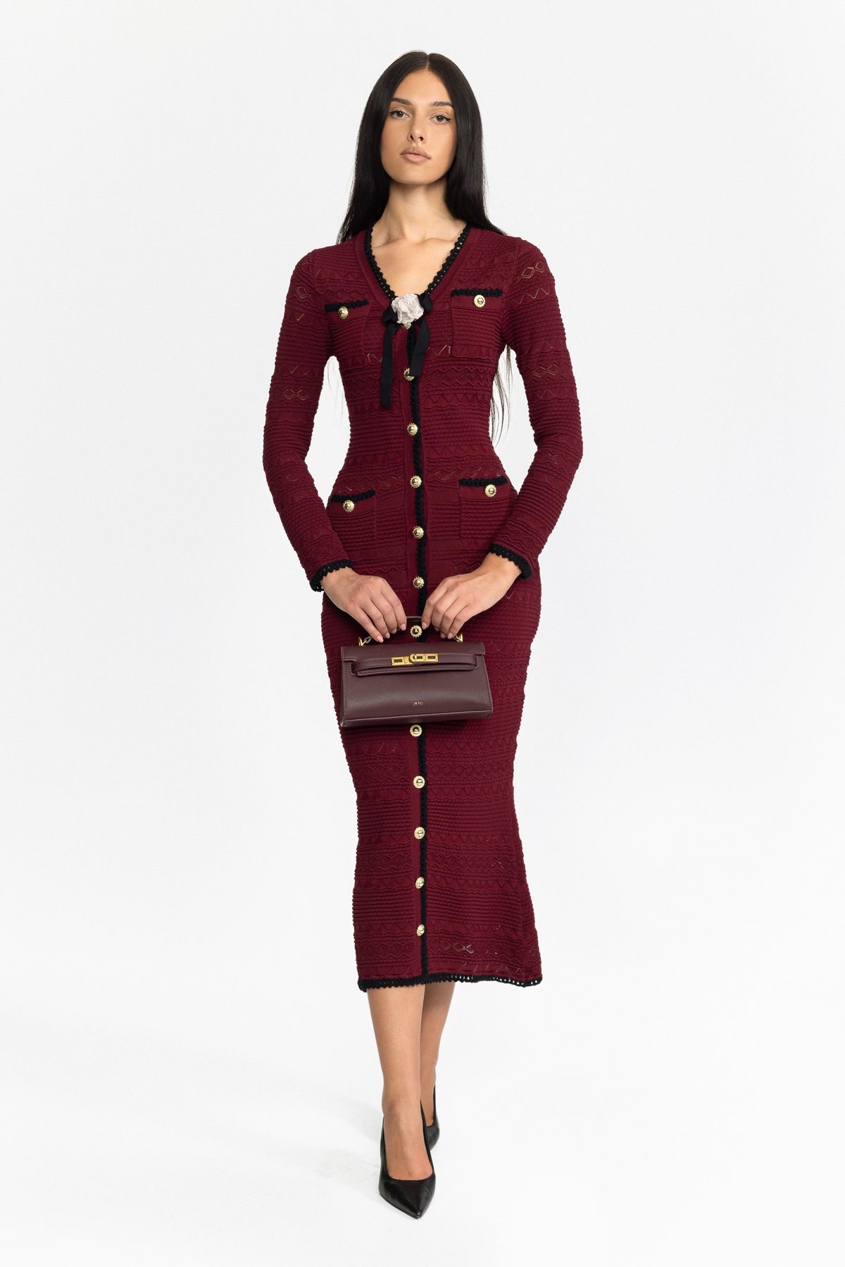 Robe midi en maille à boutons avec finitions au crochet et broche fleur - bordeaux 
