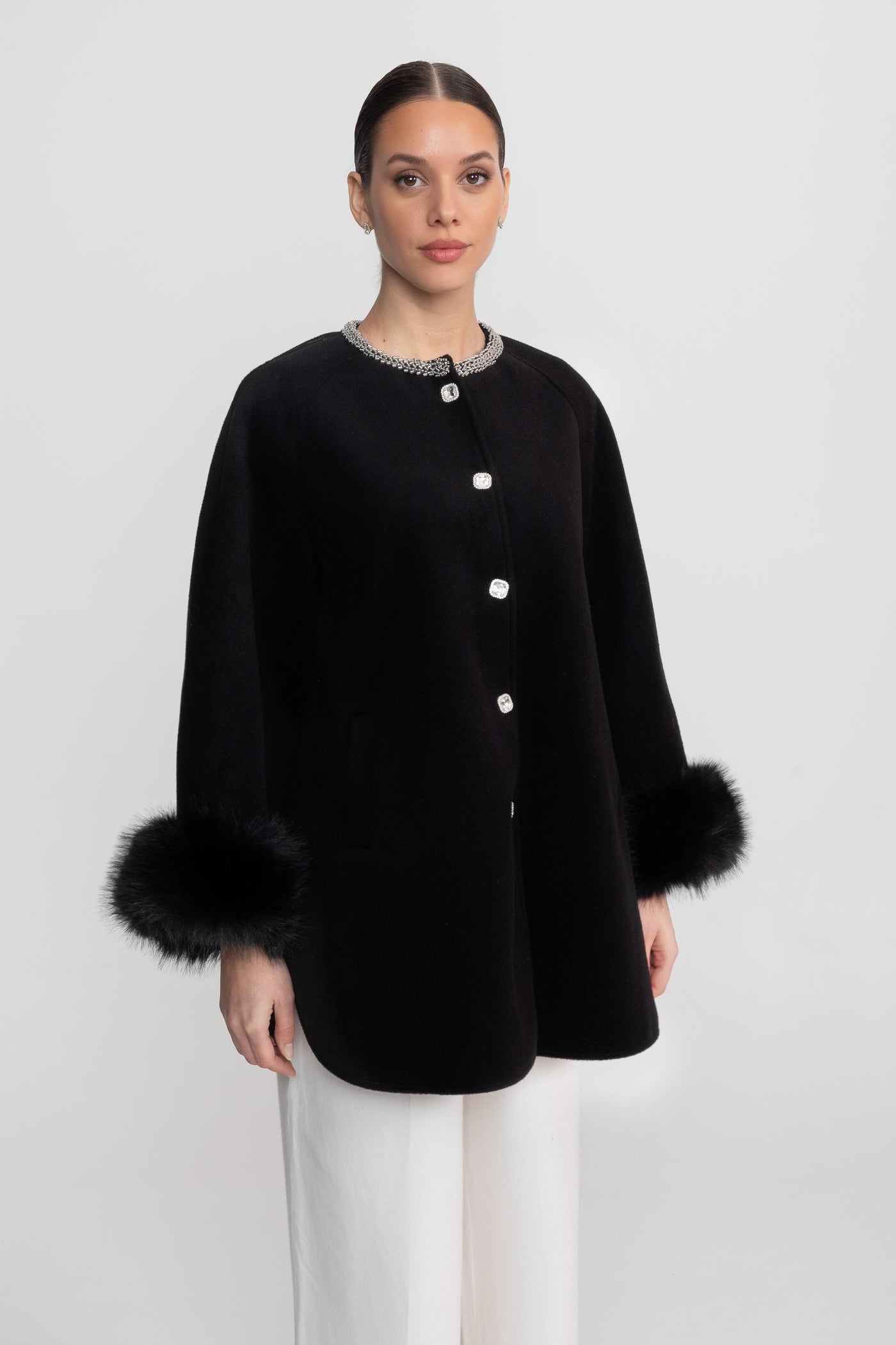 Manteau Long avec Col Orné de Perles et Poignets en Fourrure - Noir 