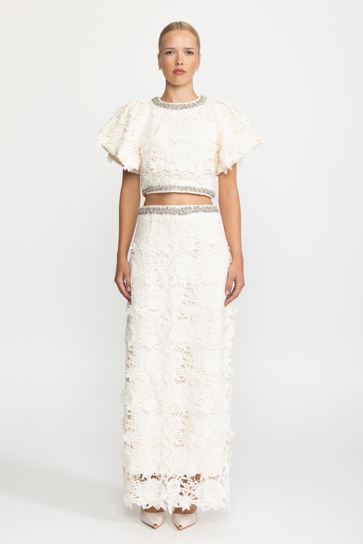 Ensemble coordonné crop top et jupe longue en dentelle guipure bordée de cristaux - Ivoire 