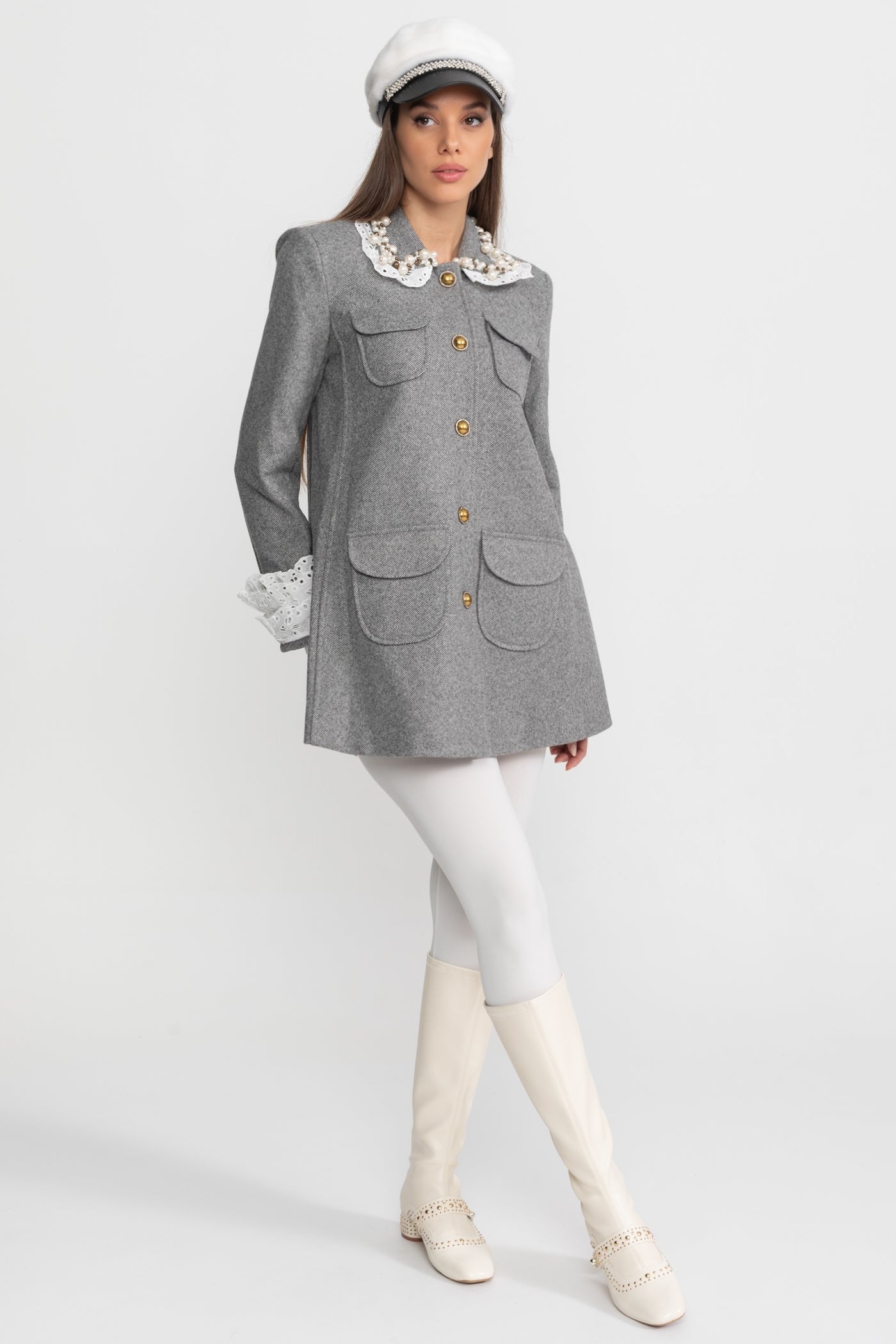 Manteau court avec col en dentelle orné de perles – Gris 