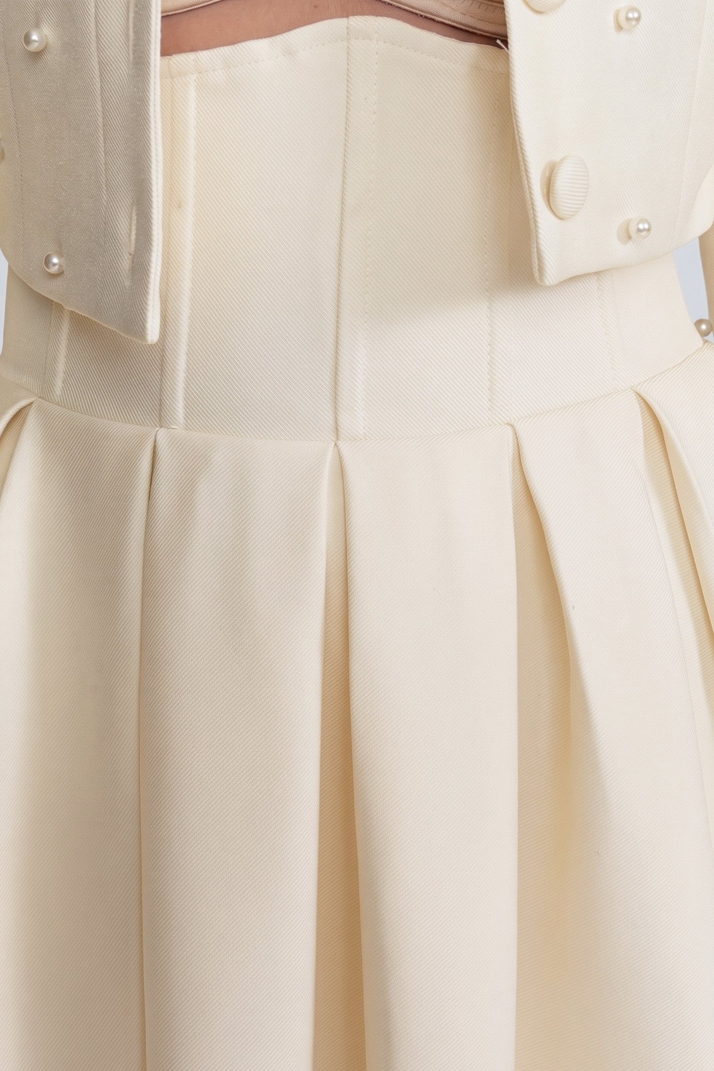 Ensemble coordonné orné de perles avec veste courte et jupe longue – Blanc 