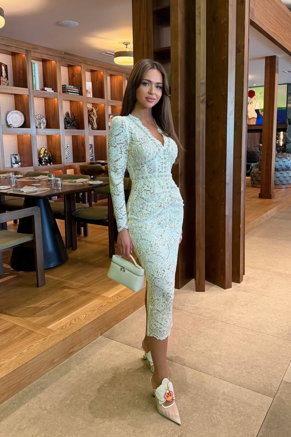 Robe midi en dentelle avec encolure en V ornée de cristaux et détail froncé sur le devant - Ivoire 