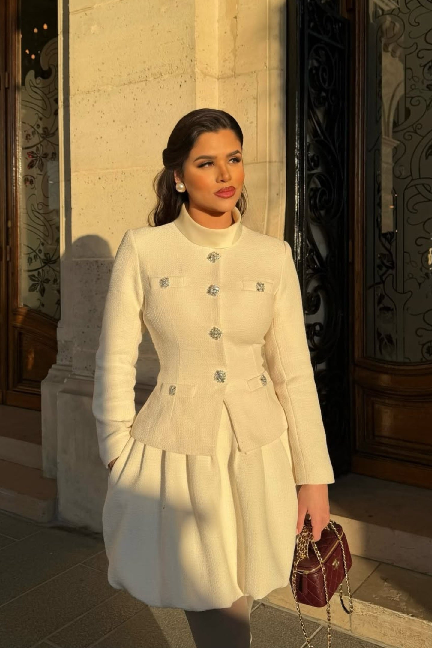 Robe Mini Texturée avec Ornements Boutons en Cristal – Ivoire 
