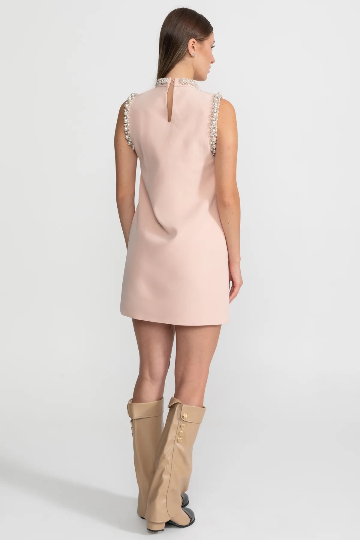 Robe courte sans manches ornée avec col montant - Rose blush 