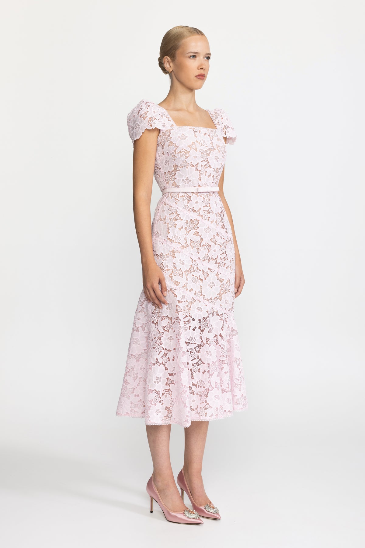 Robe midi en dentelle guipure à manches bouffantes - rose 