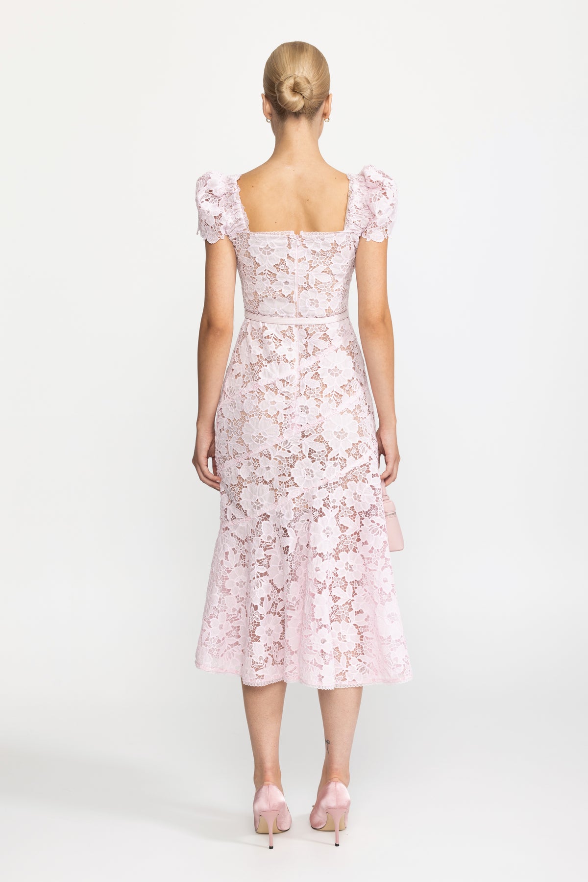 Robe midi en dentelle guipure à manches bouffantes - rose 