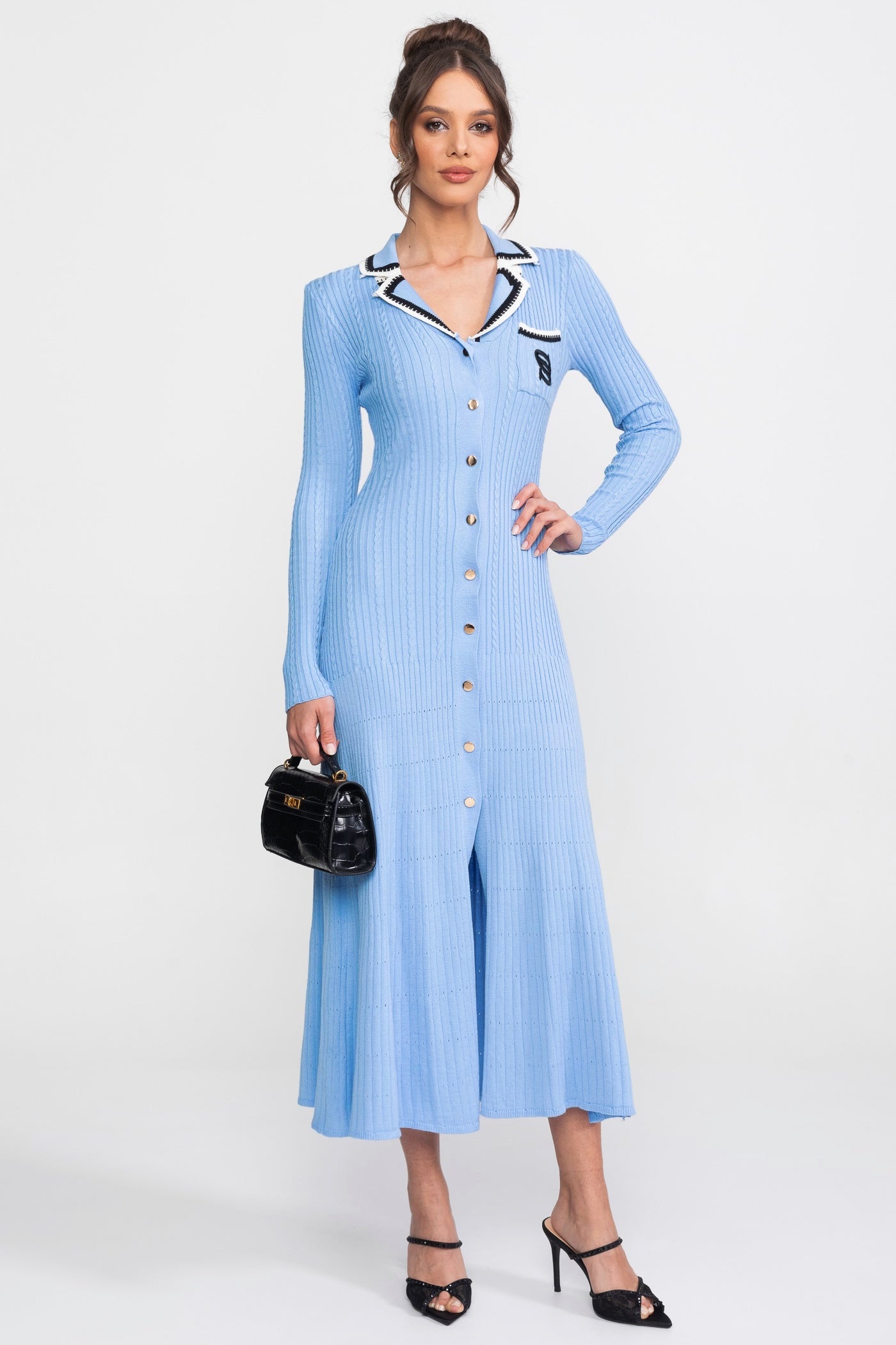 Robe mi-longue en maille à manches longues avec col polo et patch monogramme - Bleu 