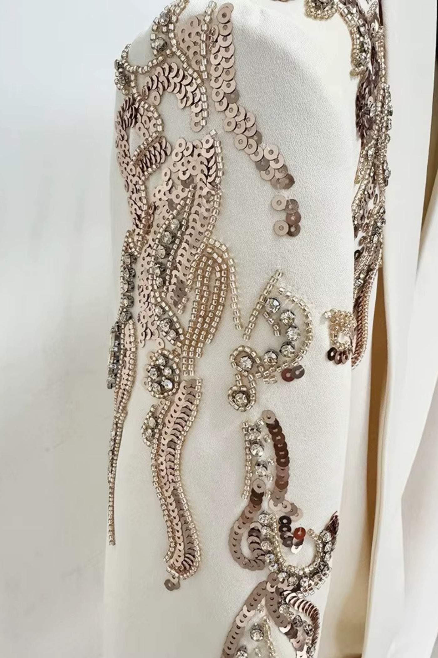 Blazer drapé avec broderie d'épaule complexe - Ivoire 