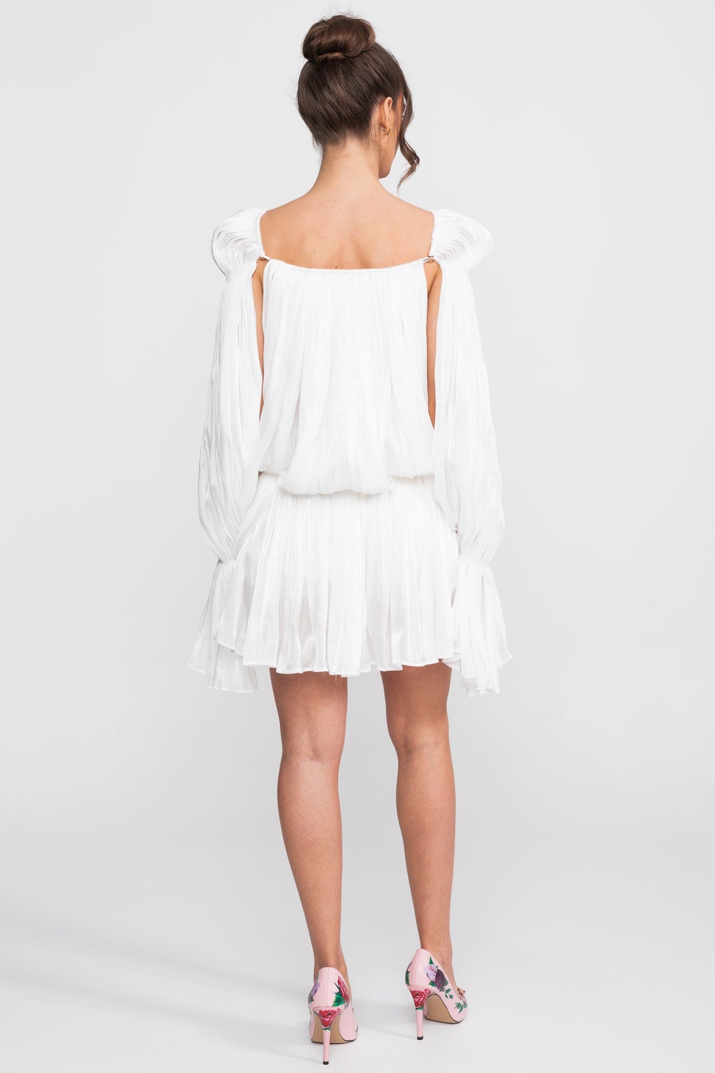 Robe courte fluide et transparente avec manches cape et détail clip doré - Blanc 