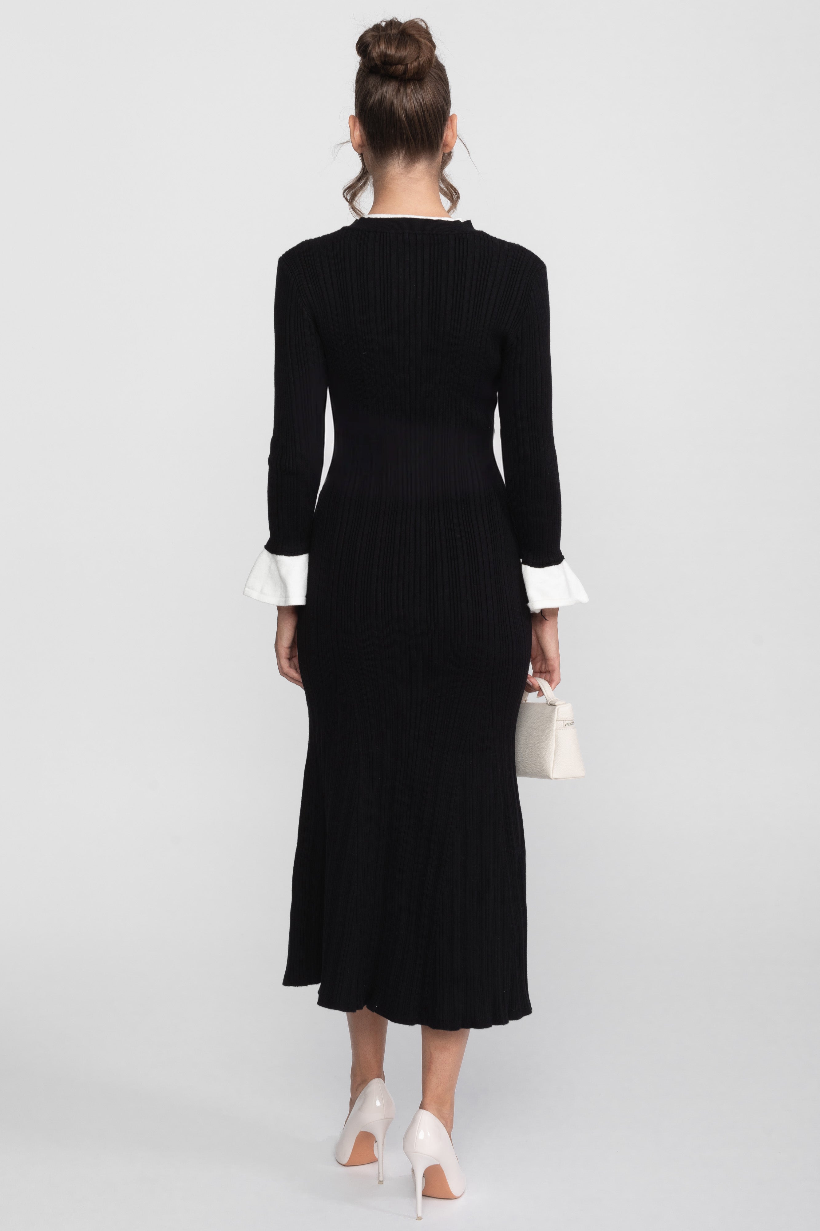 Robe midi en maille côtelée avec poignets et col blancs - Noir 