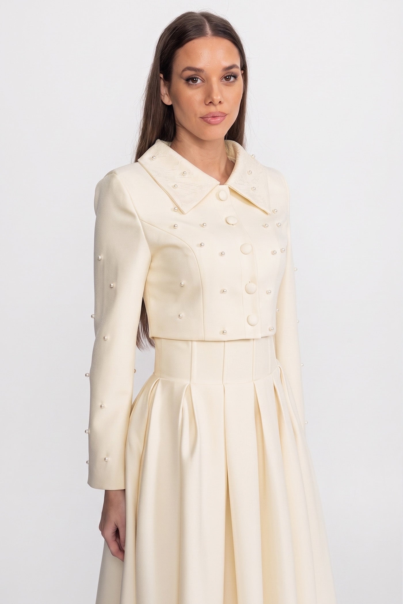 Ensemble coordonné orné de perles avec veste courte et jupe longue – Blanc 