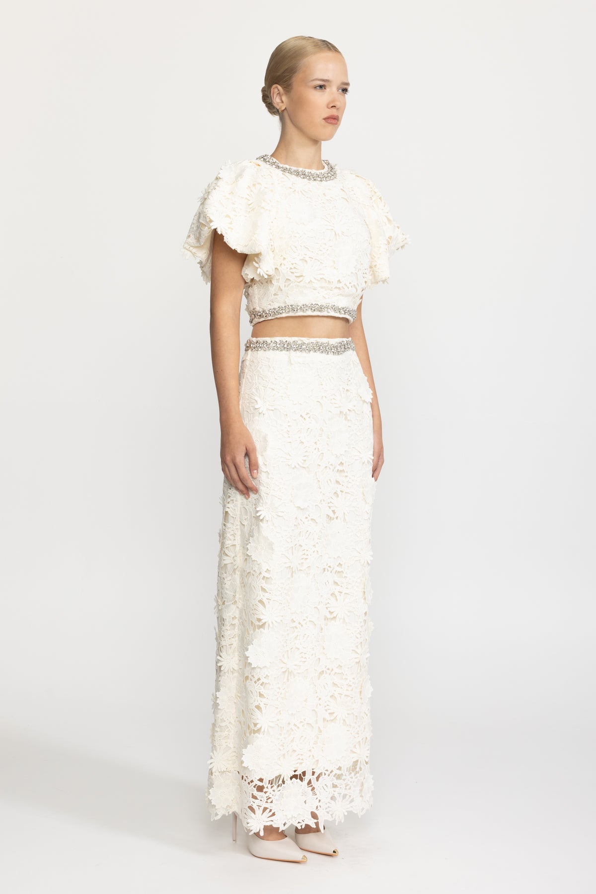 Ensemble coordonné crop top et jupe longue en dentelle guipure bordée de cristaux - Ivoire 