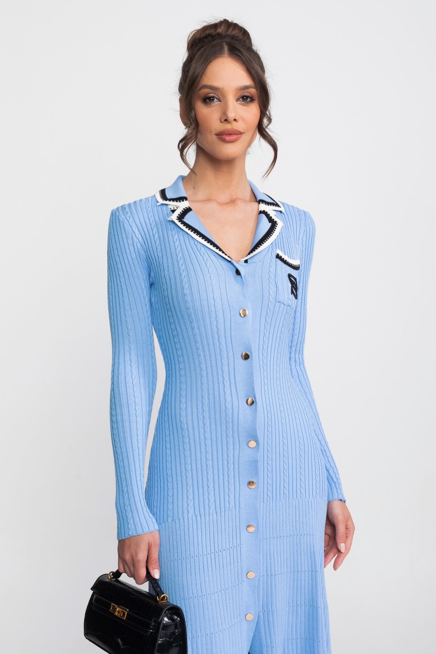 Robe mi-longue en maille à manches longues avec col polo et patch monogramme - Bleu 