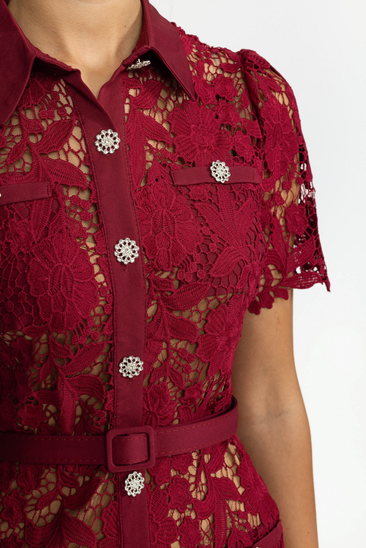Robe chemise midi en guipure à boutons bijoux - Wine 