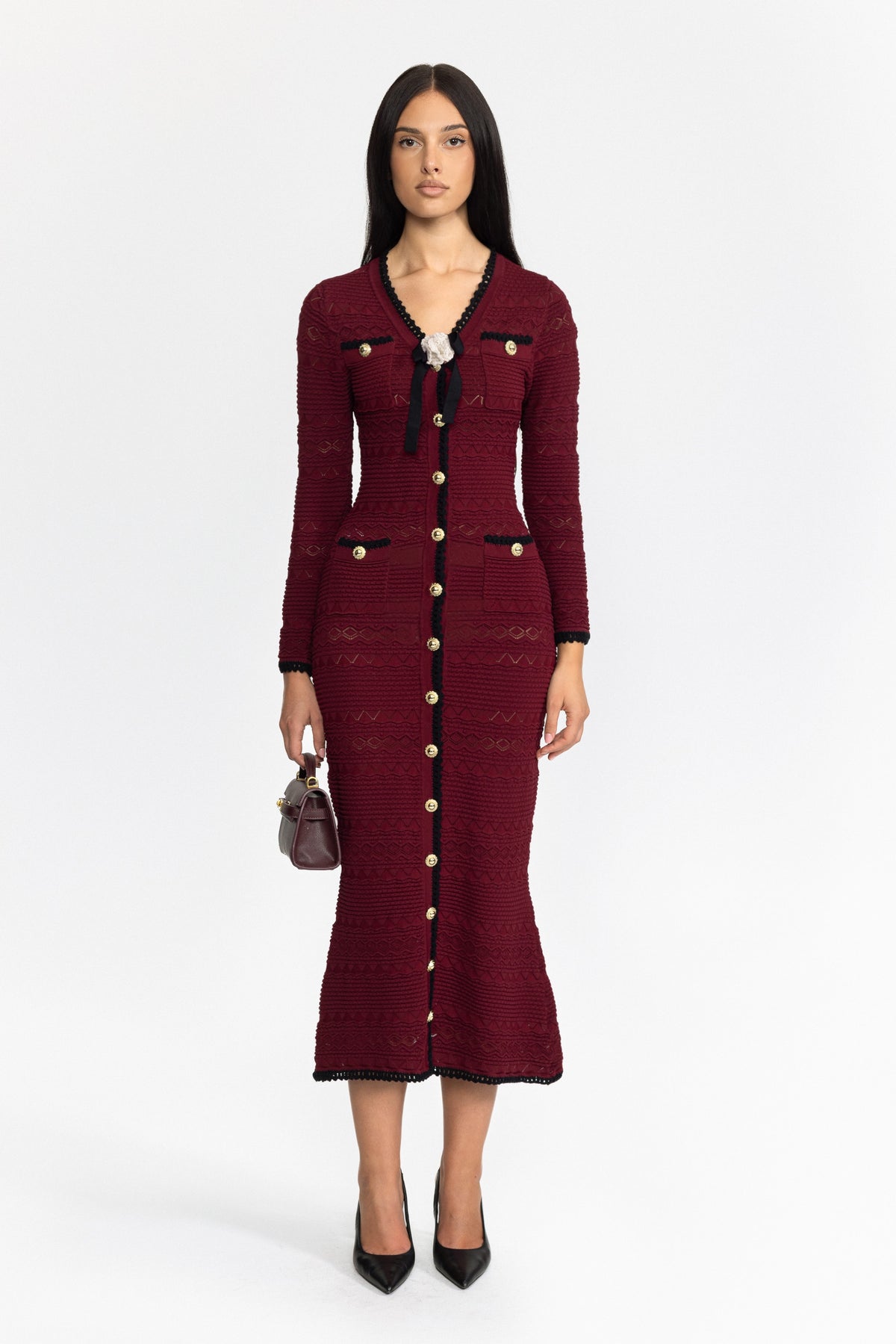 Robe midi en maille à boutons avec finitions au crochet et broche fleur - bordeaux 