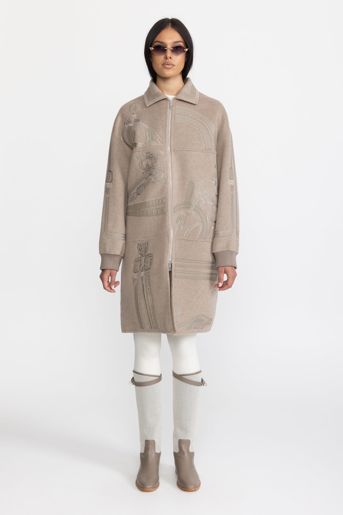 Manteau zippé en laine brodée à appliqué équestre - Taupe 