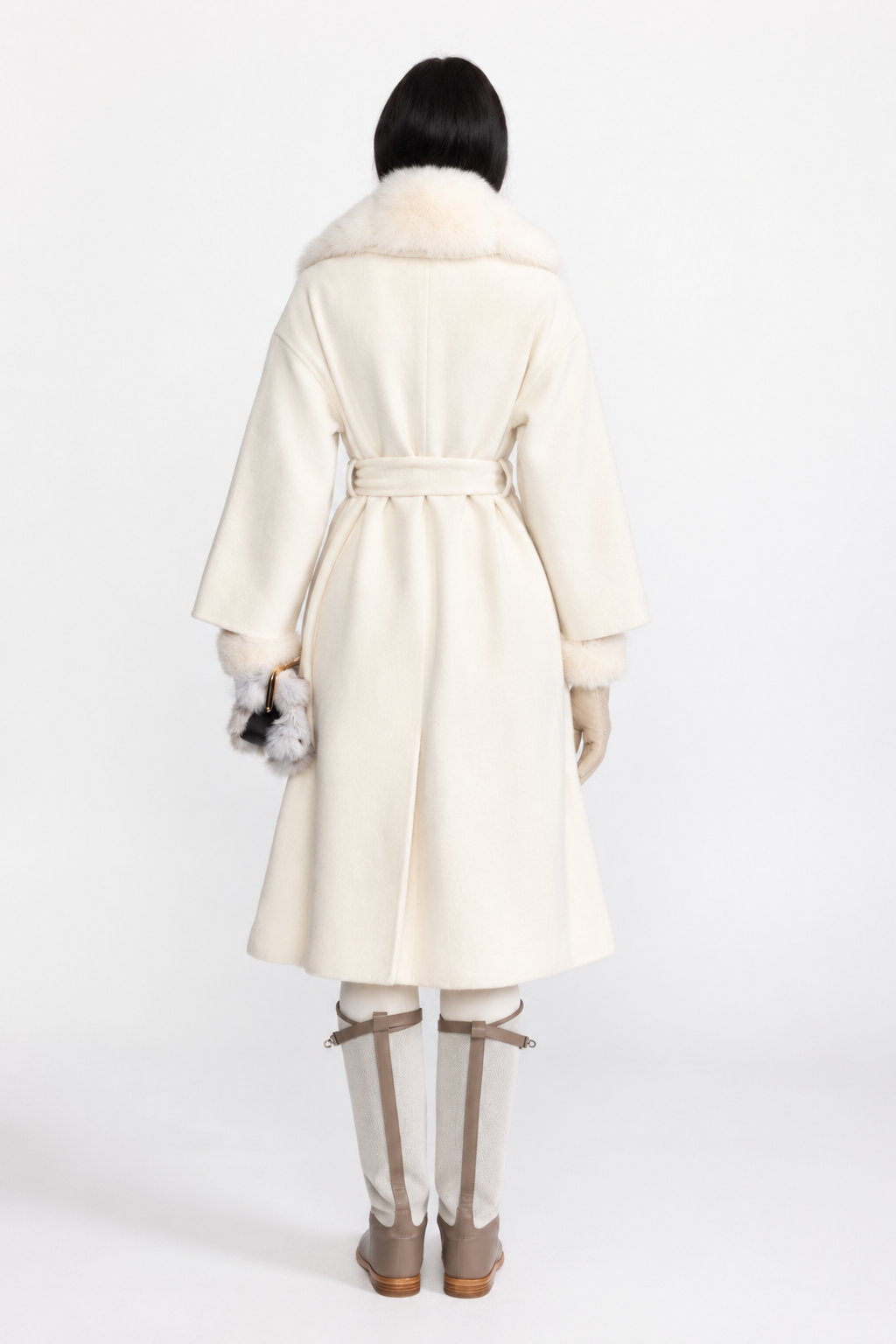 Manteau en laine avec col en fourrure de renard et ceinture à nouer – Ivoire 