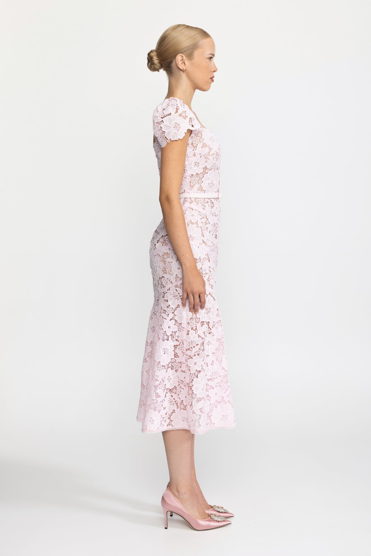 Robe midi en dentelle guipure à manches bouffantes - rose 