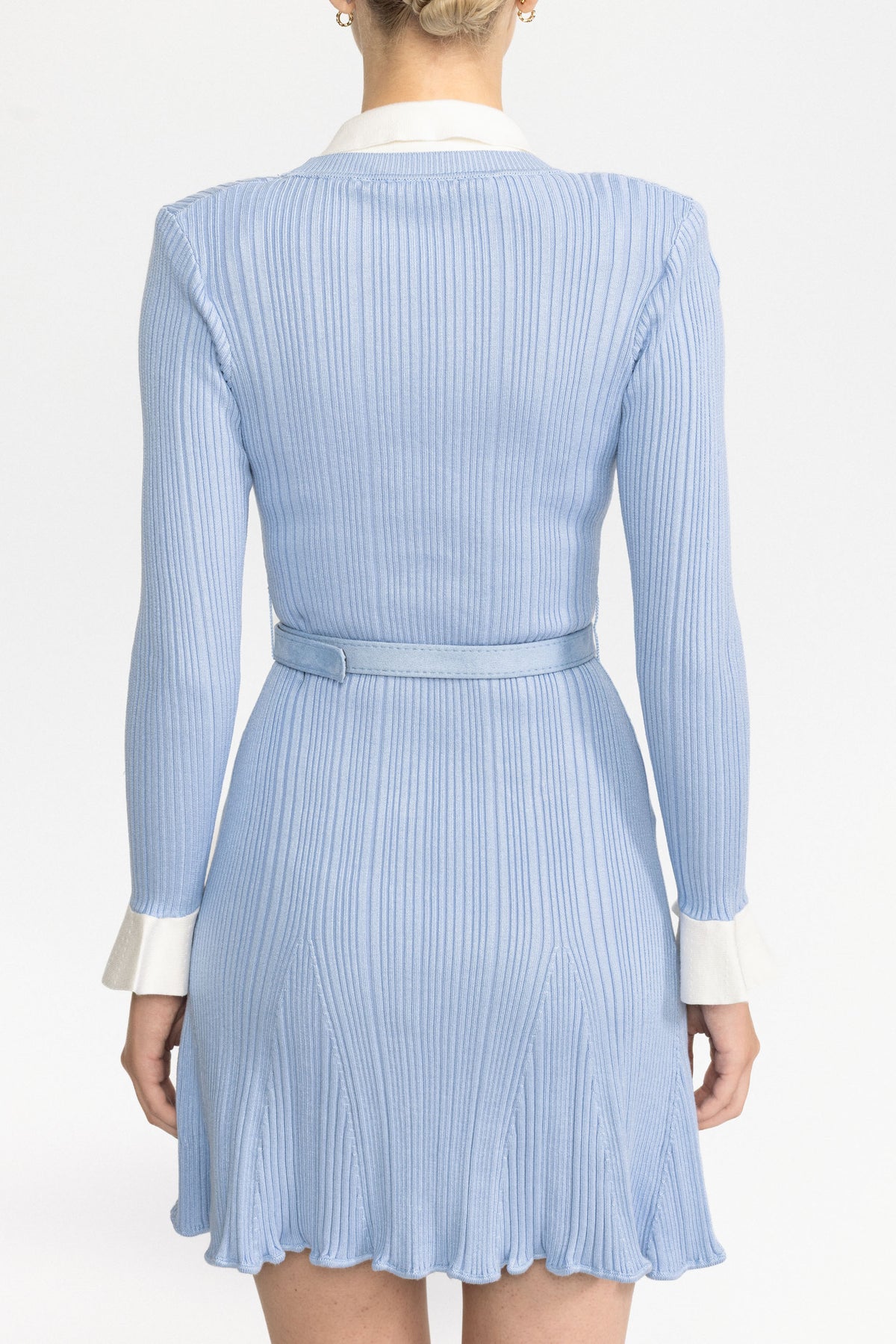 Robe mini en maille côtelée ceinturée à boutons perles - bleu clair 