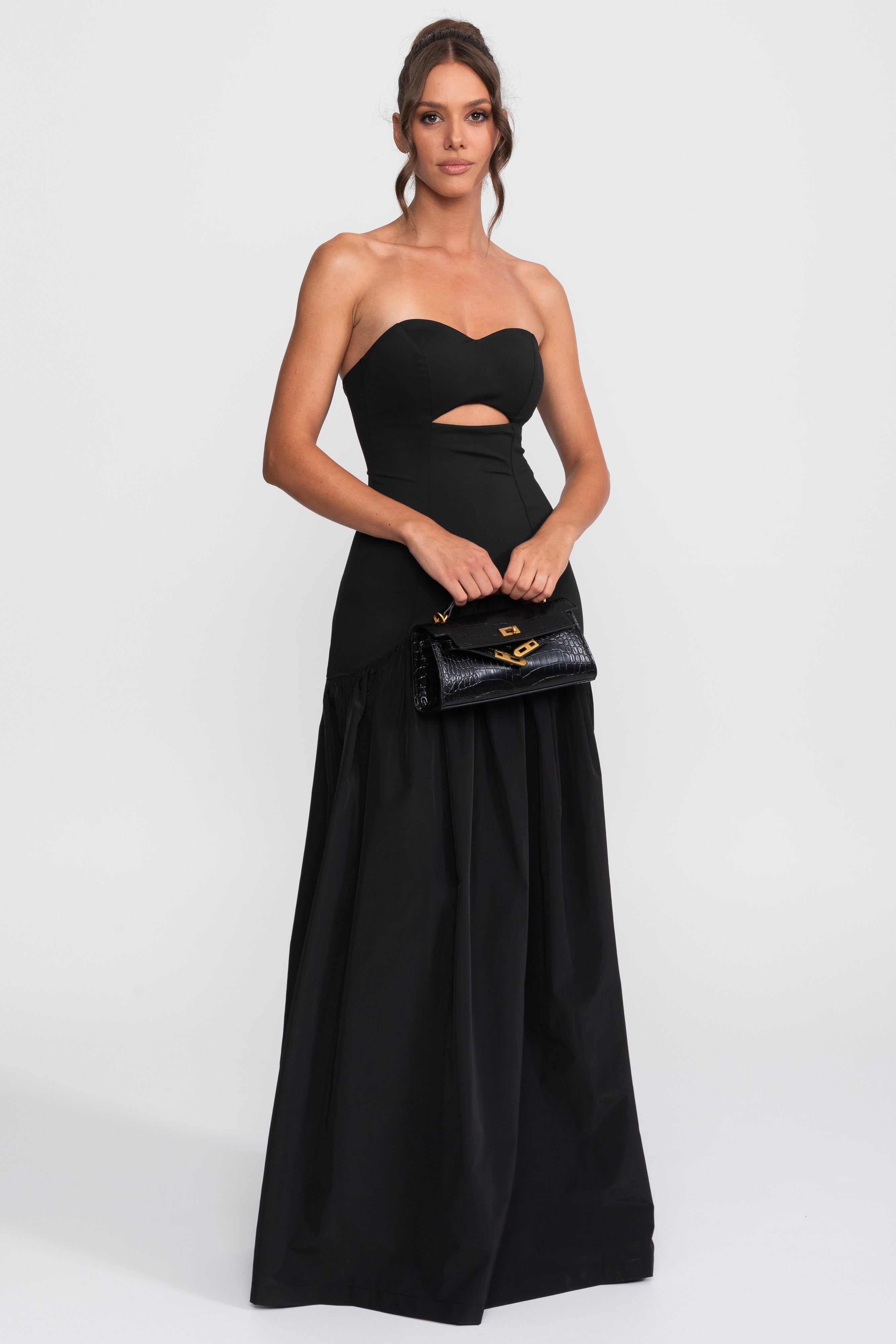 Robe à encolure cœur avec découpes et taille basse, jupe froncée - Noir 
