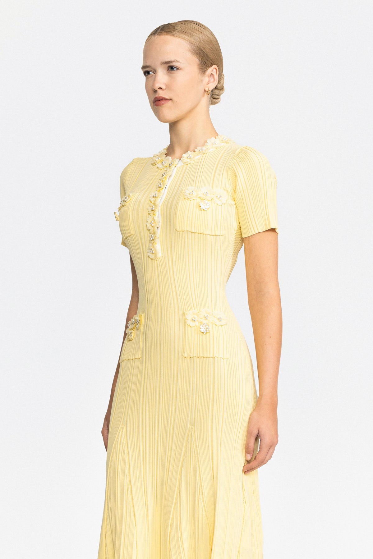Robe midi en maille côtelée à fleurs appliquées - jaune 