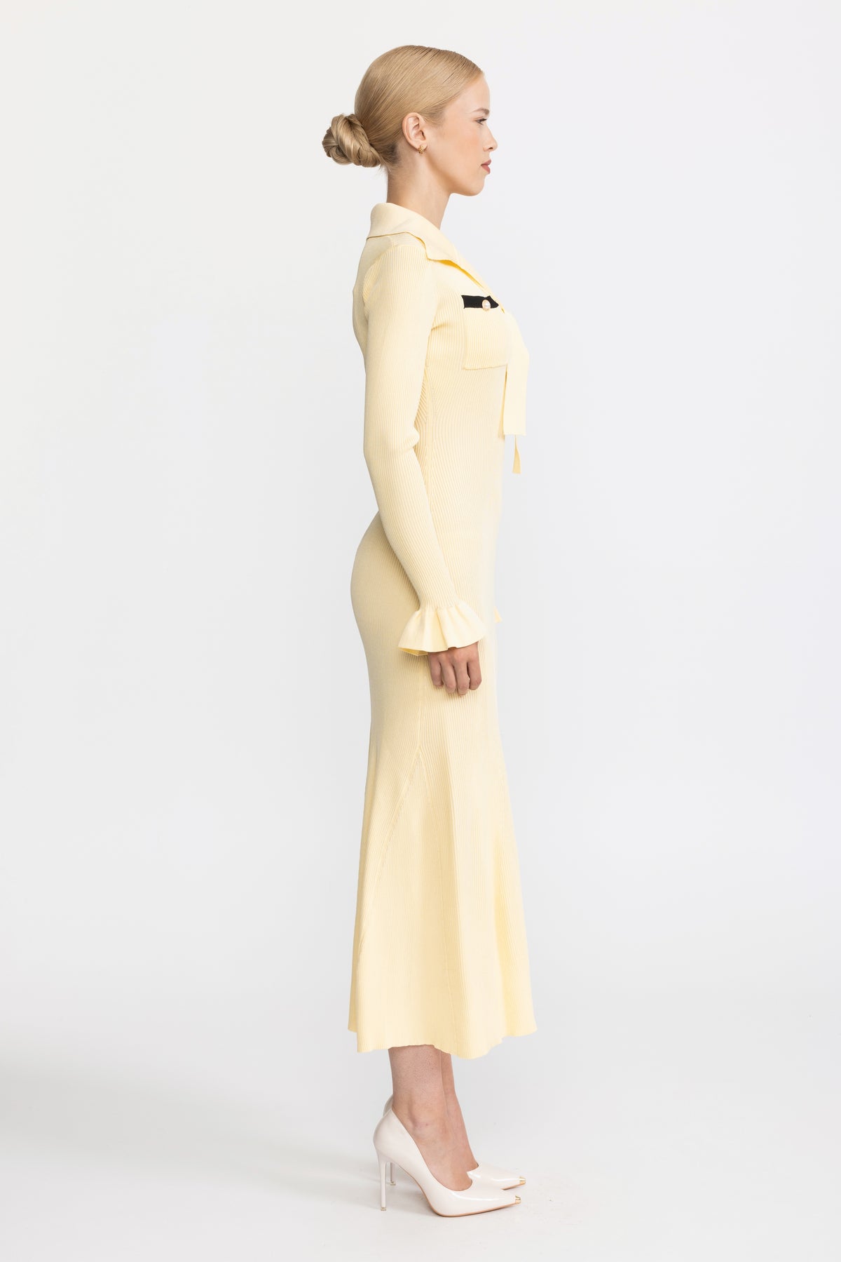 Robe midi en maille côtelée à col lavallière et poignets volantés - Jaune 