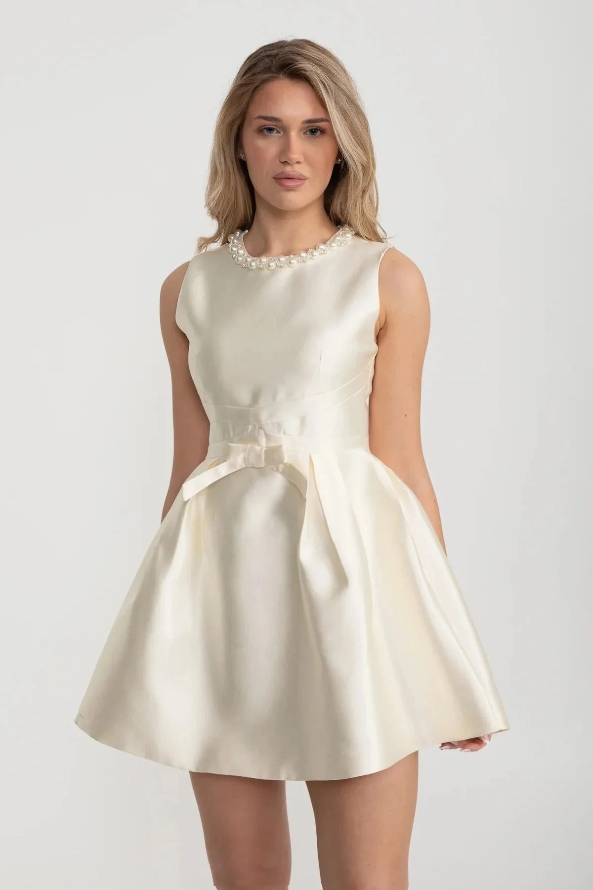 Elegant Fitted Dress With Pearl-Embellished Round Neckline And Bow Waistline Accent - Ivoire