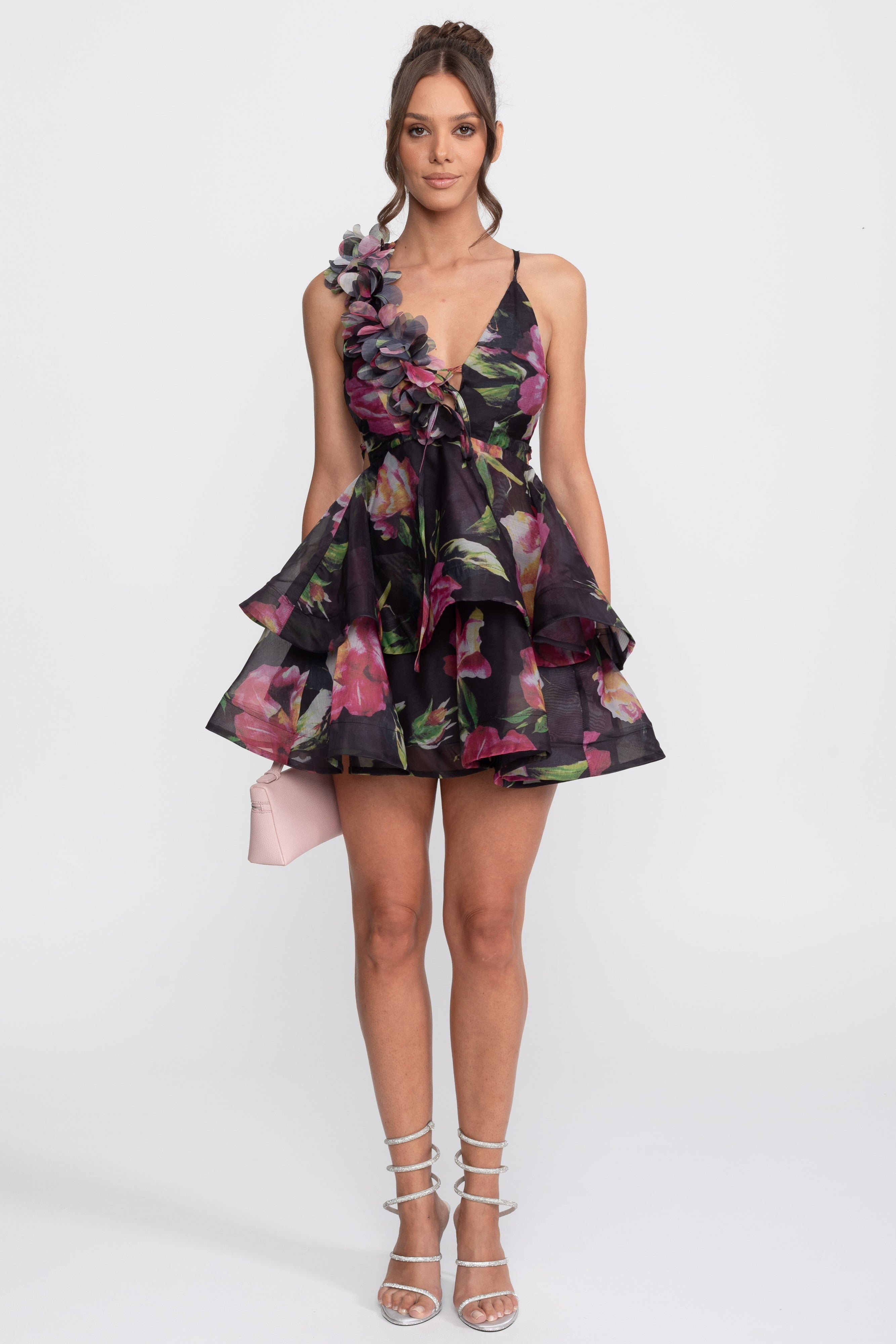 Robe mini à volants à imprimé floral avec bretelle à volant - Noir 