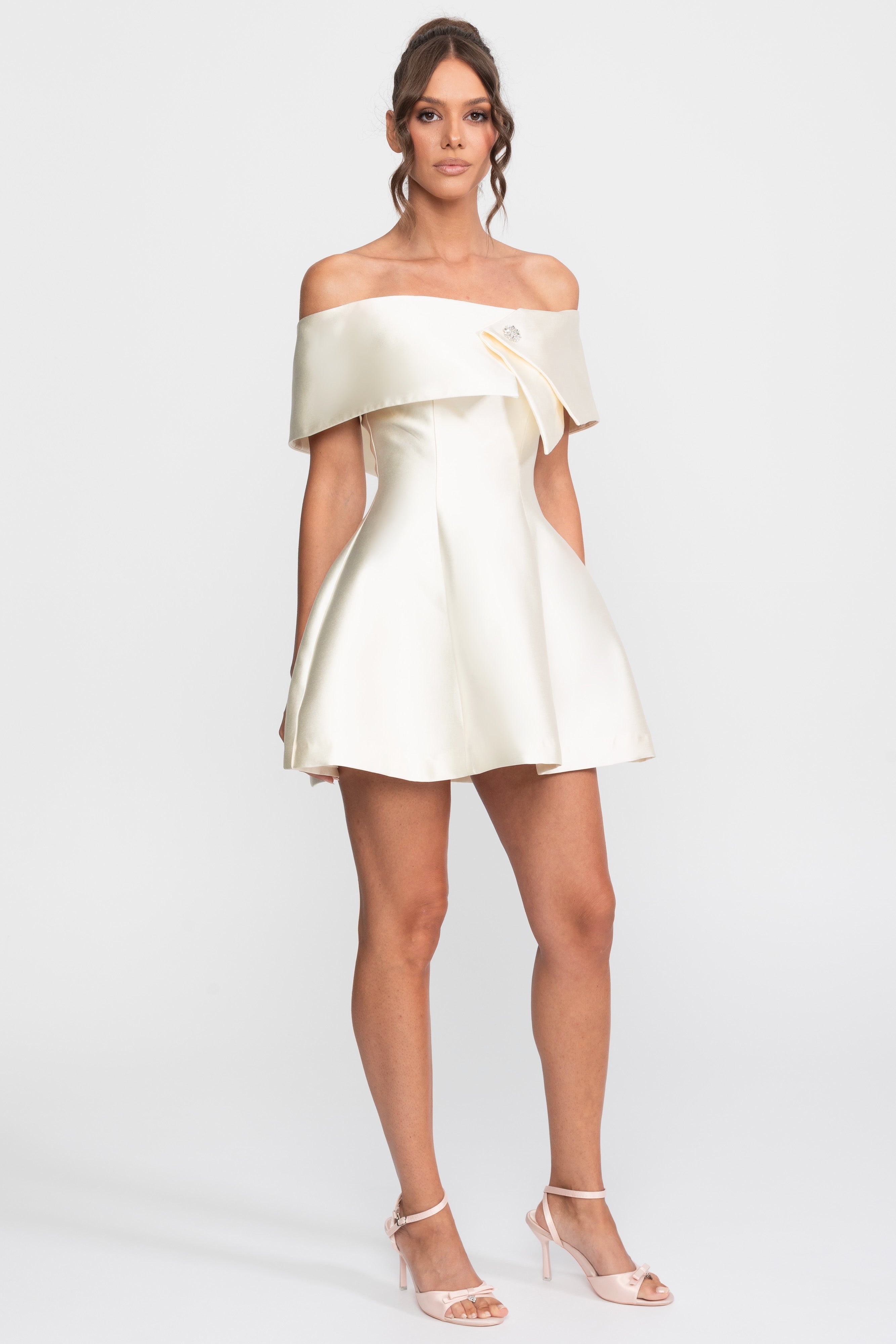 Robe mini évasée à épaules dénudées avec broche en cristal - Ivoire 