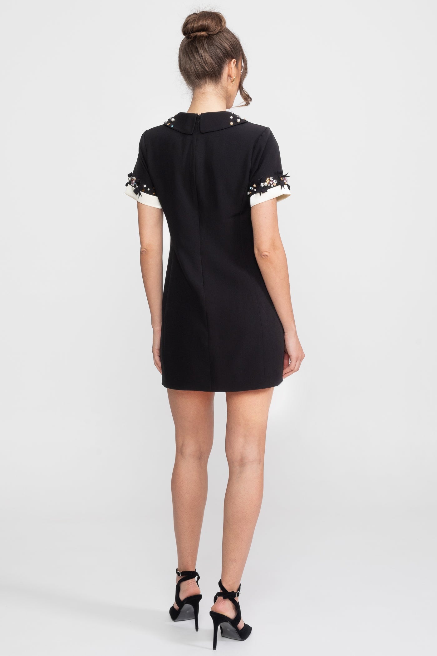 Mini robe avec col Peter Pan orné de cristaux et poignets bijou - Noir 