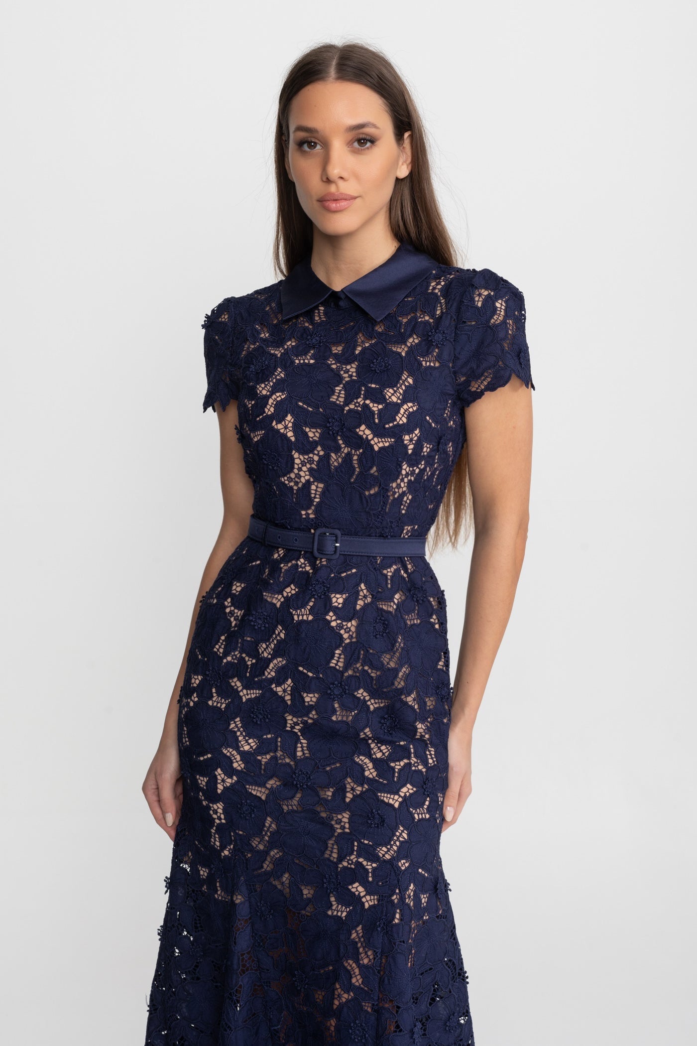 Robe Midi en Dentelle avec Taille Ceinturée et Col à Revers – Bleu marine 
